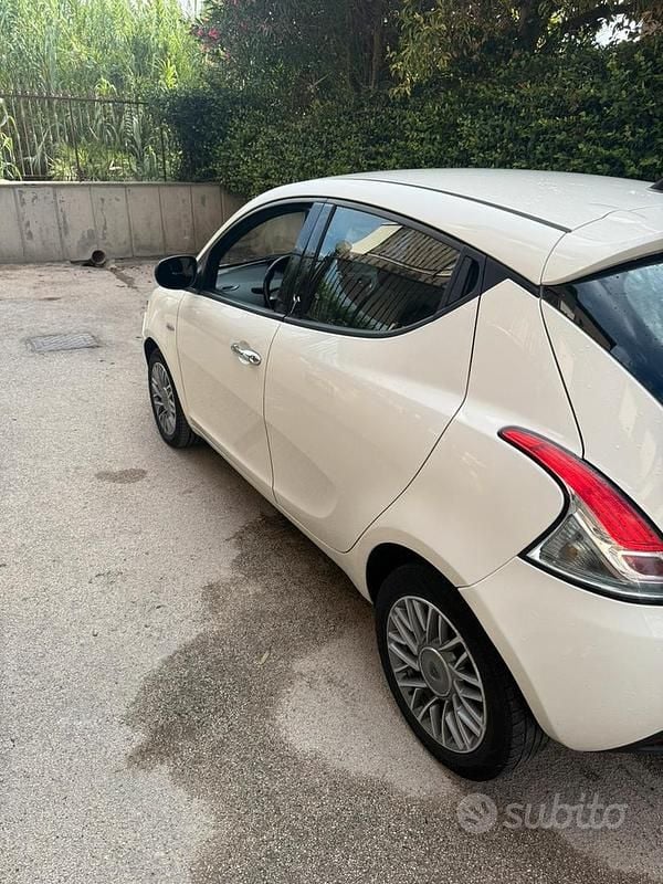 Usata Lancia Ypsilon 60 CV (44 kW) 2012 Bianco Utilitaria