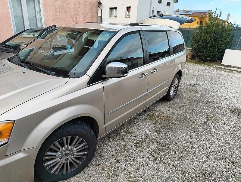 Usata Lancia Voyager 177 CV (130 kW) 2014 Grigio Monovolume