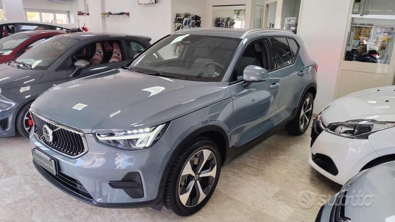 Grigio Usata 2023 Volvo XC40 Core SUV | 31.900 € (Cara) - Immagine 1/4