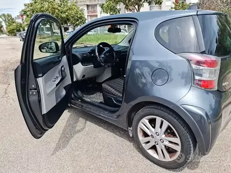Usata Toyota iQ Executive 99 CV (72 kW) 2010 Grigio Utilitaria