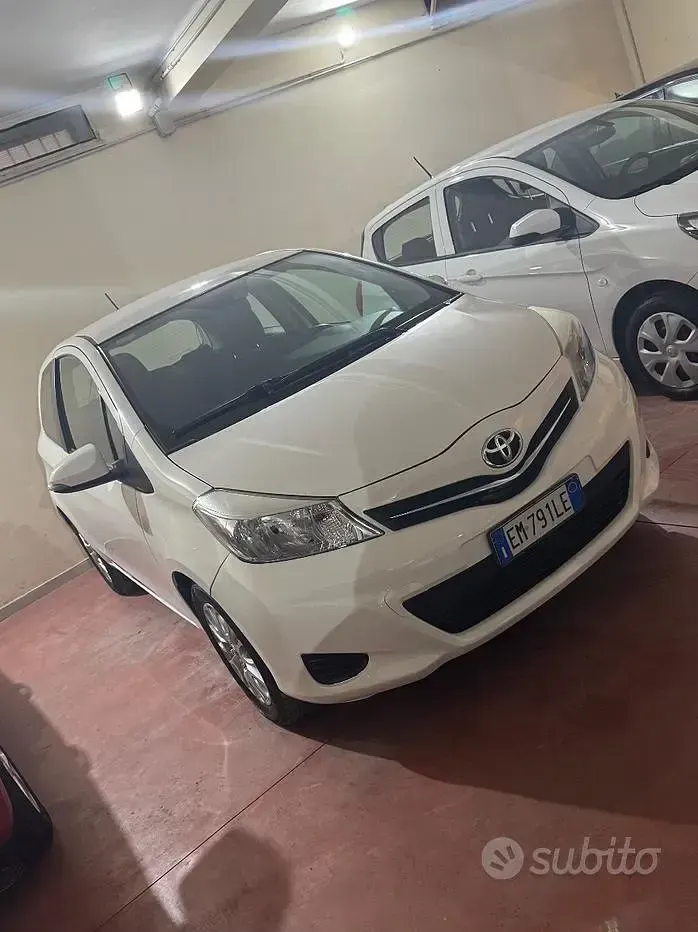 Usata Toyota Yaris 69 CV (50 kW) 2013 Bianco Utilitaria