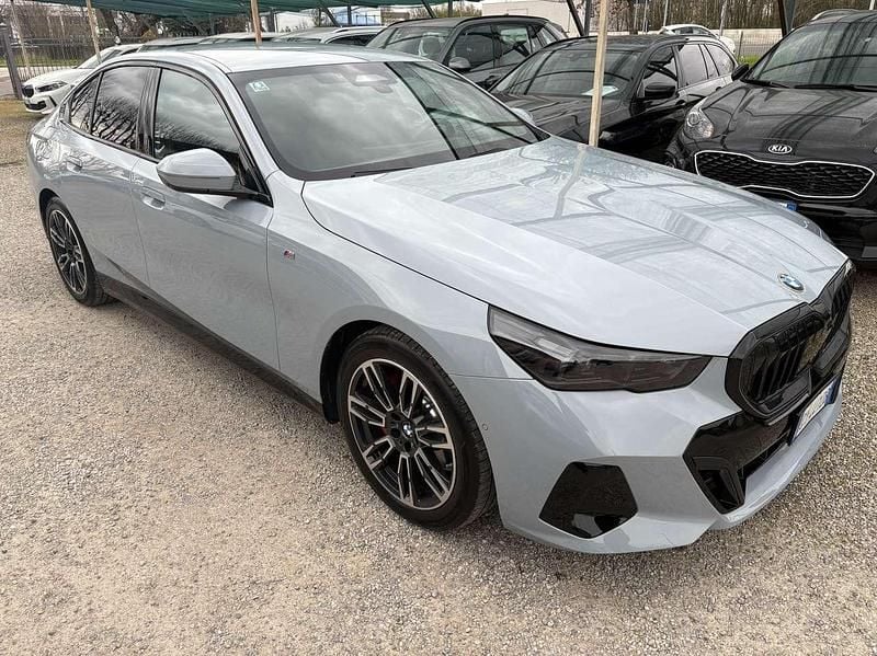 Usata BMW 520 M Sport 197 CV (144 kW) 2025 Brooklyn grey metallic Berlina