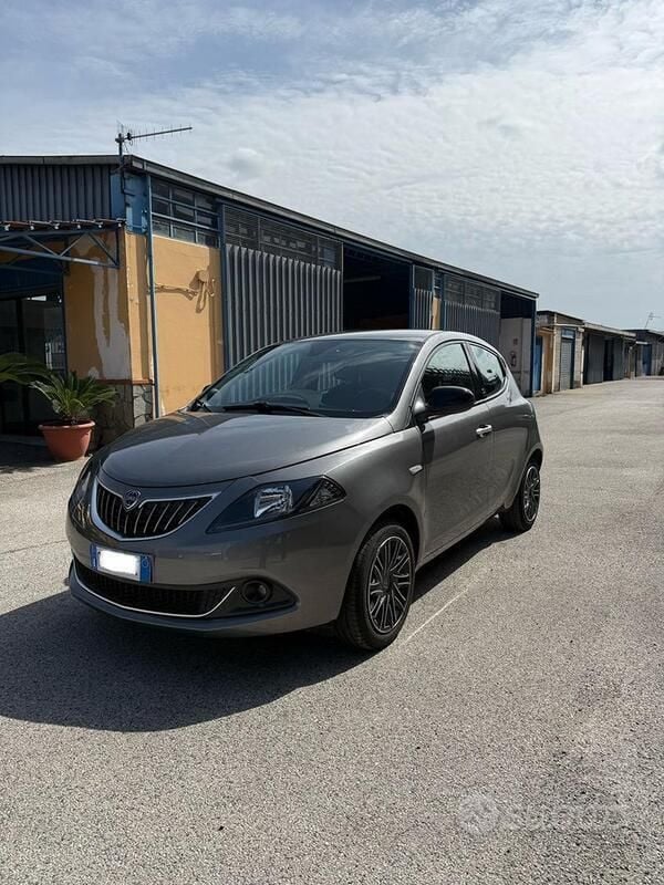 Grigio Usata 2022 Lancia Ypsilon Due volumi | 9800 € (Ottimo prezzo) - Immagine 1/4