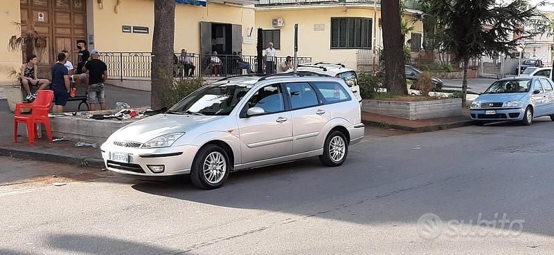 Usata Ford Focus Ghia 115 CV (84 kW) 2002 Grigio Station wagon