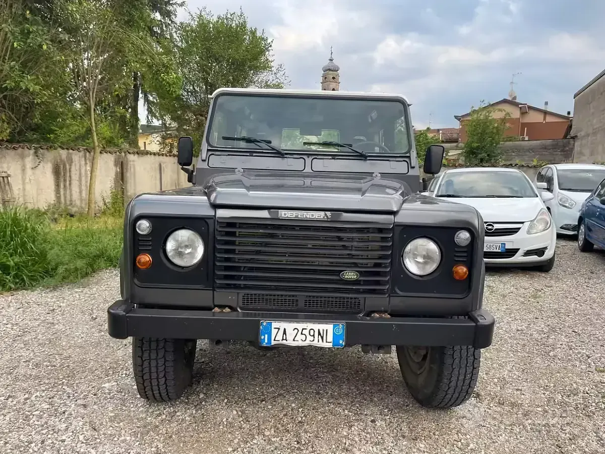 Usata Land Rover Defender SE 122 CV (89 kW) 2003 Nero Station wagon