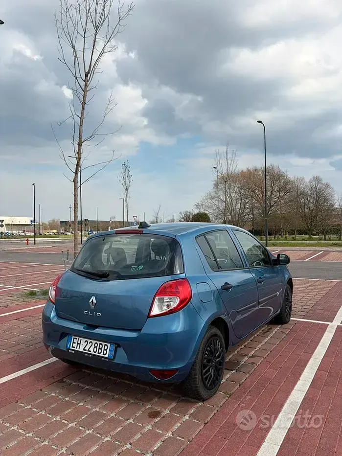 Brugt Renault Clio II 75 HK (55 kW) 2011 Blå Sedan