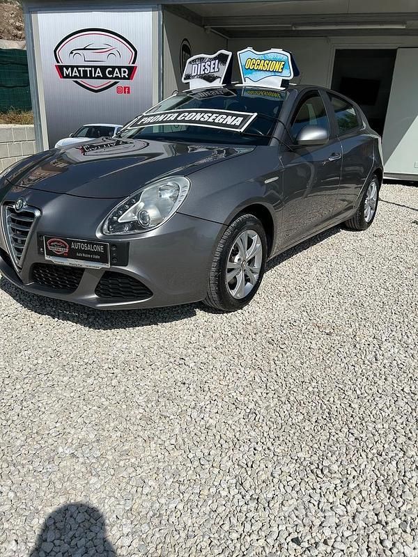 Grigio Usata 2012 Alfa Romeo Giulietta Distinctive Tre volumi | 5999 € (Buon prezzo) - Immagine 1/4