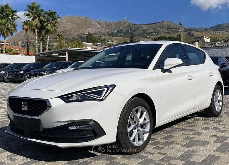 Usata Seat Leon Style 150 CV (110 kW) 2022 Bianco Berlina