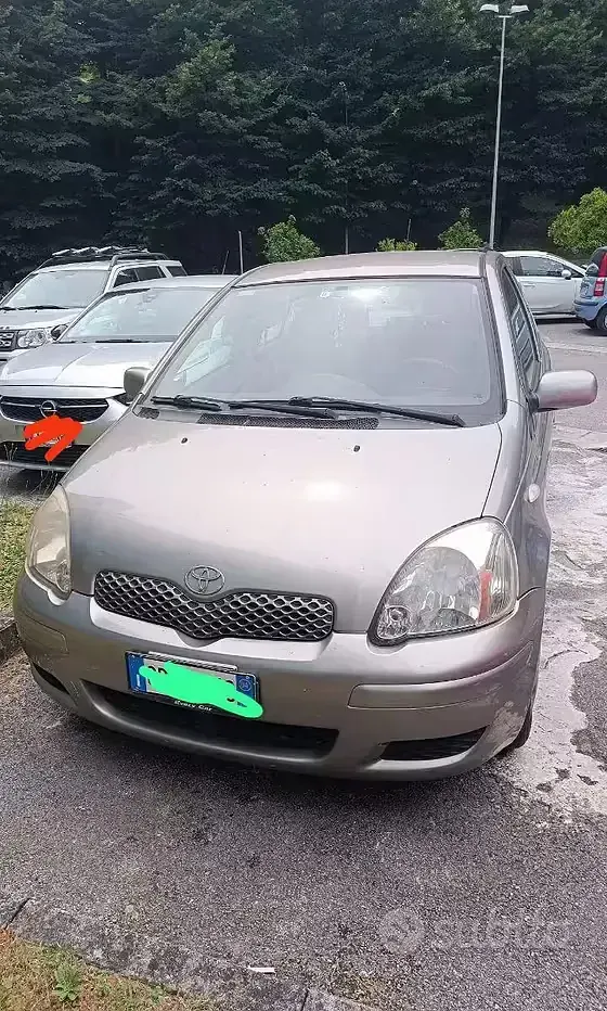 Usata Toyota Yaris 65 CV (47 kW) 2004 Grigio Berlina