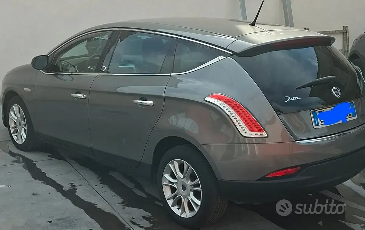 Usata Lancia Delta 120 CV (88 kW) 2012 Grigio Utilitaria