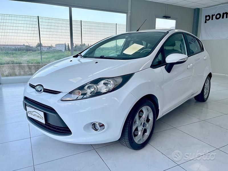 Usata Ford Fiesta 70 CV (51 kW) 2012 Bianco Utilitaria