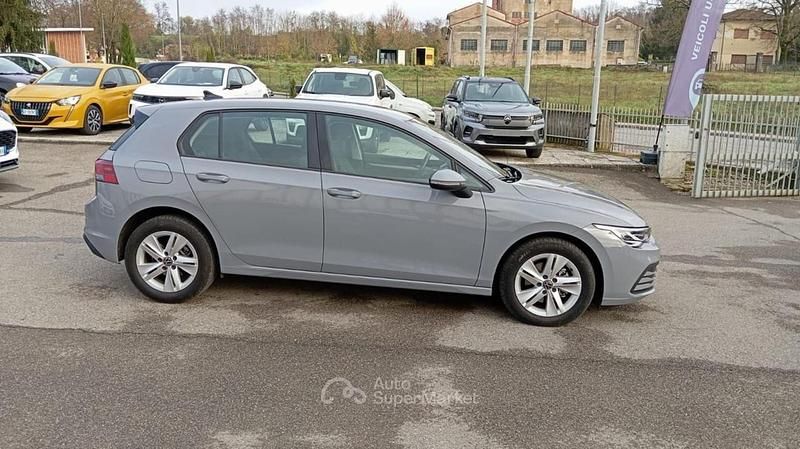 Usata VW Golf VIII Life 110 CV (80 kW) 2024 Grigio Berlina