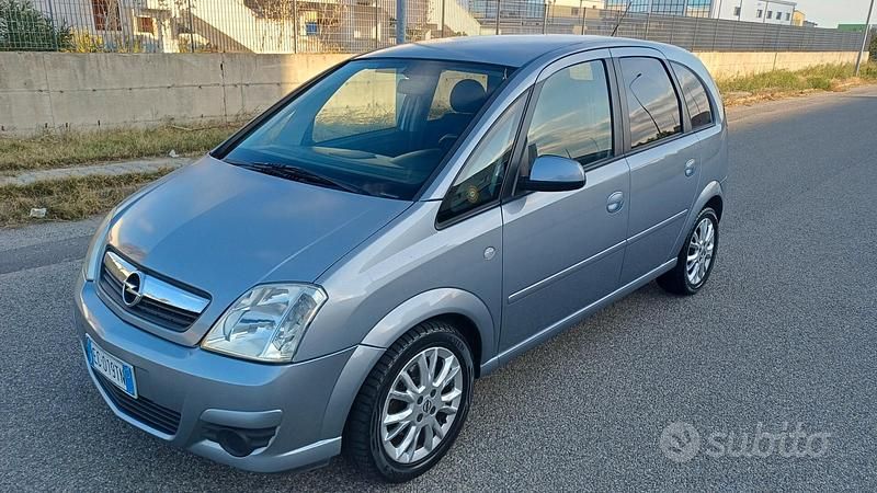 Grigio Usata 2010 Opel Meriva Cosmo Monovolume | 2999 € (Buon prezzo) - Immagine 1/4