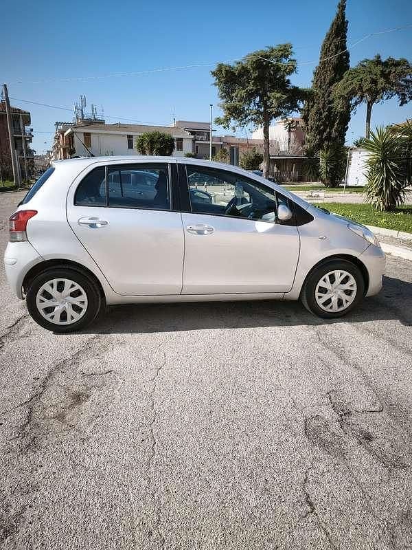 Usata Toyota Yaris Sol 90 CV (66 kW) 2010 Utilitaria