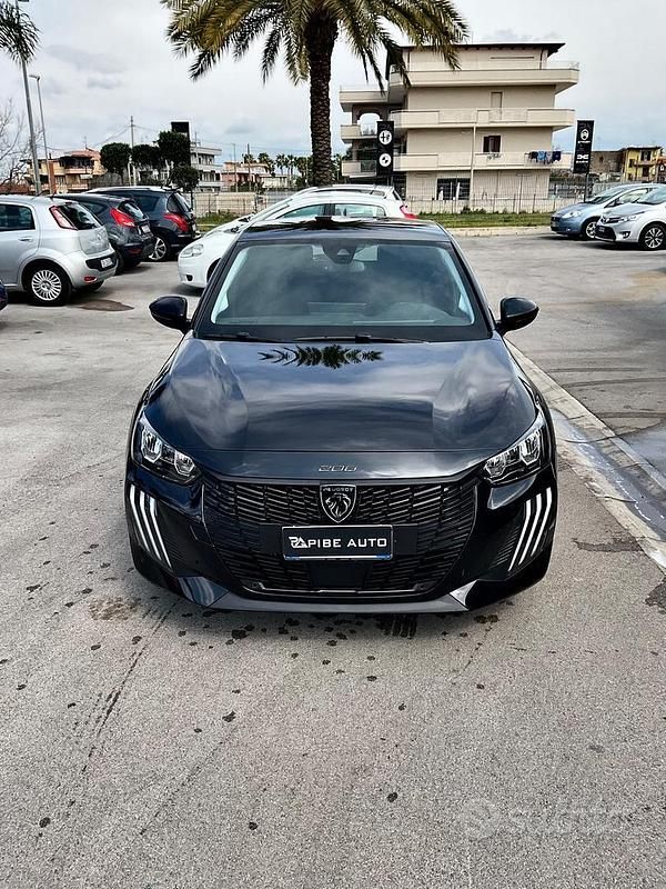 Usata Peugeot 208 Allure 100 CV (73 kW) 2025 Nero Utilitaria