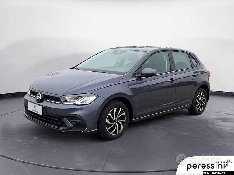 Smocky grey Usata 2024 VW Polo Life Tre volumi | 18.900 € (Buon prezzo) - Immagine 1/4