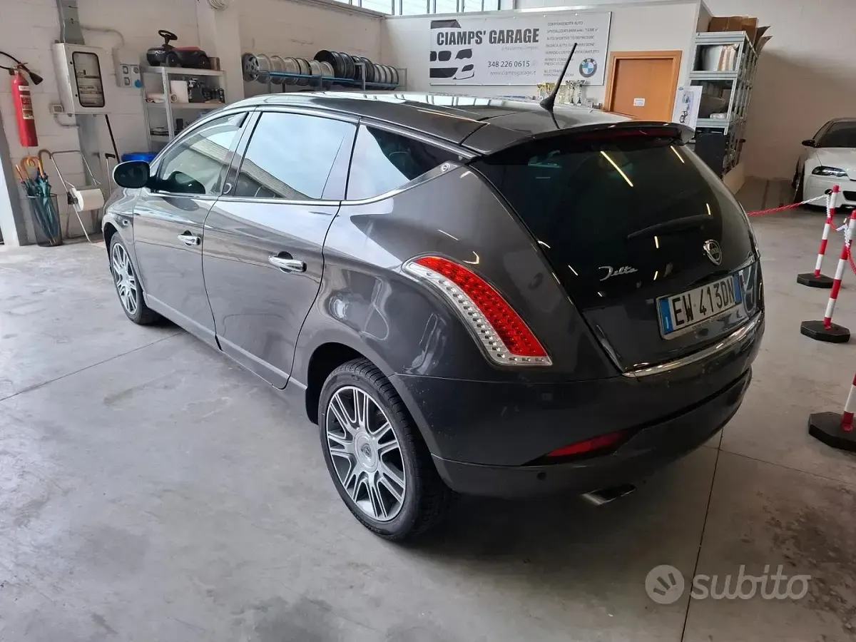 Begagnad Lancia Delta Gold 120 HK (88 kW) 2014 Grå Halvkombi