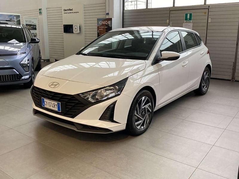 Bianco Nuova 2025 Hyundai i20 Tre volumi | 18.300 € (Buon prezzo) - Immagine 1/4