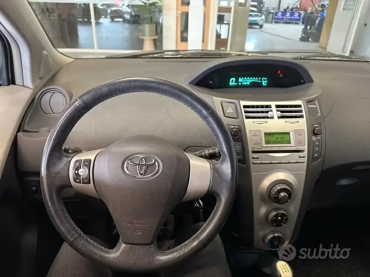Usata Toyota Yaris 69 CV (50 kW) 2006 Grigio Berlina