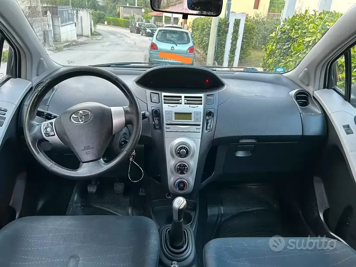 Usata Toyota Yaris Luna 86 CV (63 kW) 2007 Grigio Utilitaria