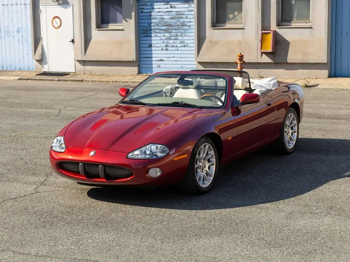Usata Jaguar XKR 363 CV (266 kW) 2002 Carnival red Cabrio