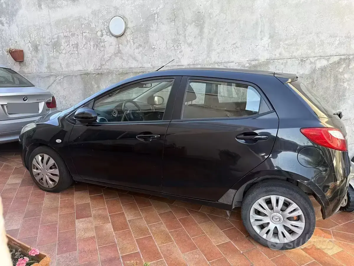 Usata Mazda 2 75 CV (55 kW) 2010 Nero Utilitaria