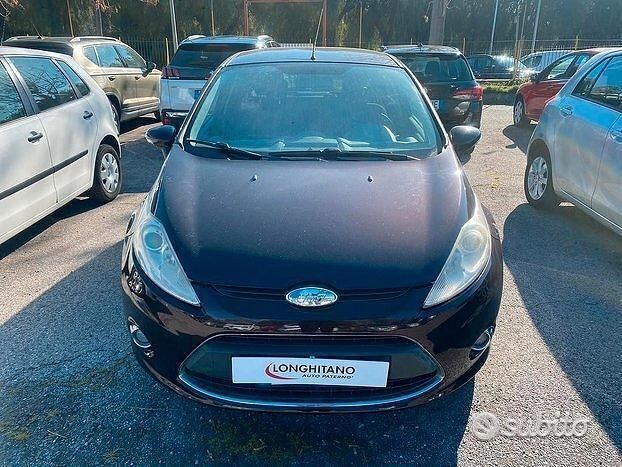 Usata Ford Fiesta Titanium 99 CV (72 kW) 2010 Marrone Utilitaria
