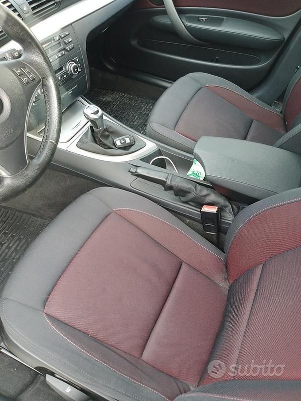 Usata BMW 118 122 CV (89 kW) 2009 Nero Utilitaria