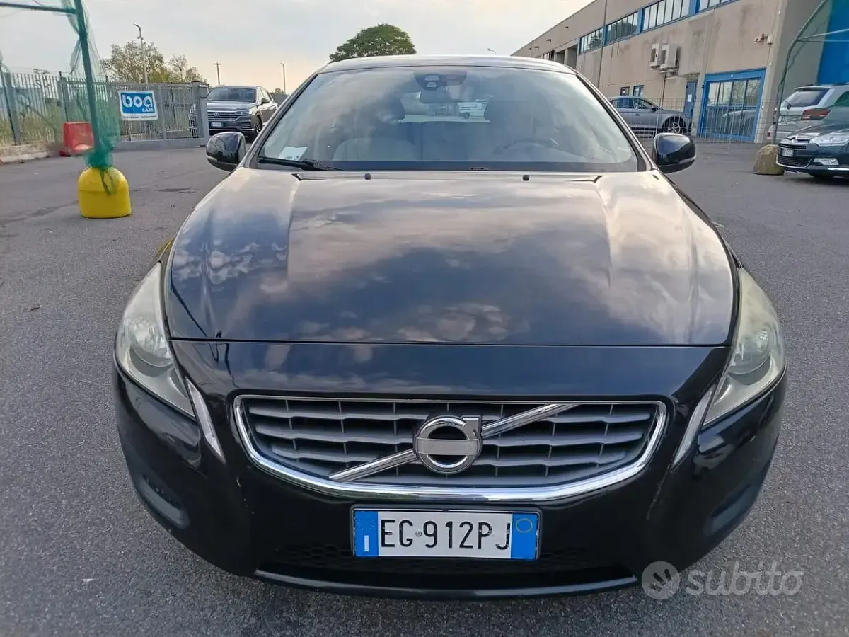 Usata Volvo V60 Summum 163 CV (119 kW) 2011 Nero Station wagon