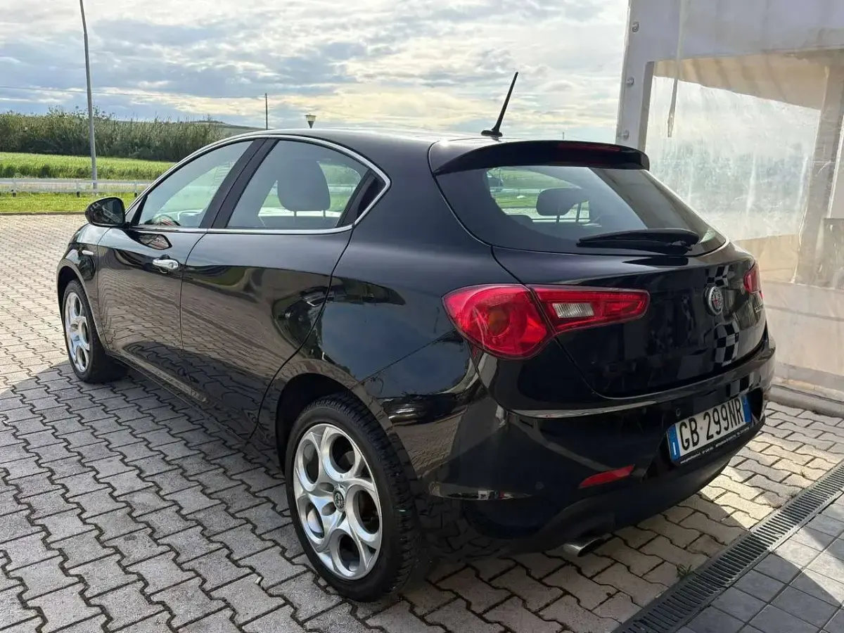 Second-hand Alfa Romeo Giulietta 120 CP (88 kW) 2018 Negru Hatchback