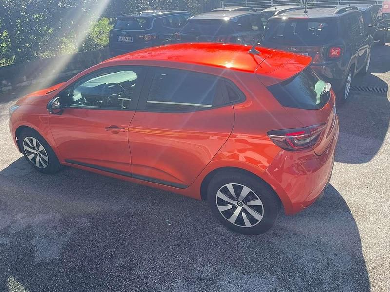 Usata Renault Clio V Equilibre 67 CV (49 kW) 2023 Arancione Berlina