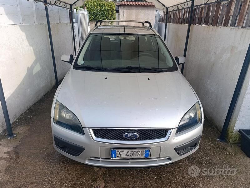 Begagnad Ford Focus 90 HK (66 kW) 2005 Grå Kombi