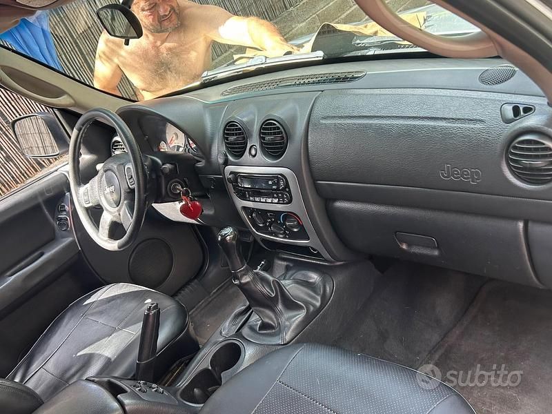 Usata Jeep Cherokee 116 CV (85 kW) 2004 Grigio SUV