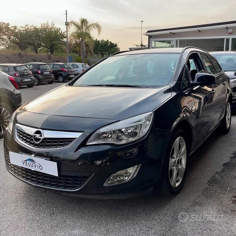 Nero Usata 2012 Opel Astra Station wagon | 3990 € (Buon prezzo) - Immagine 1/4
