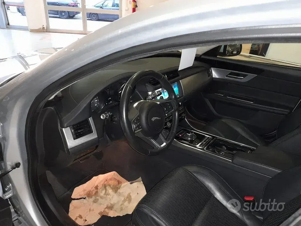 Usata Jaguar XF Portfolio 180 CV (132 kW) 2019 Argento Berlina