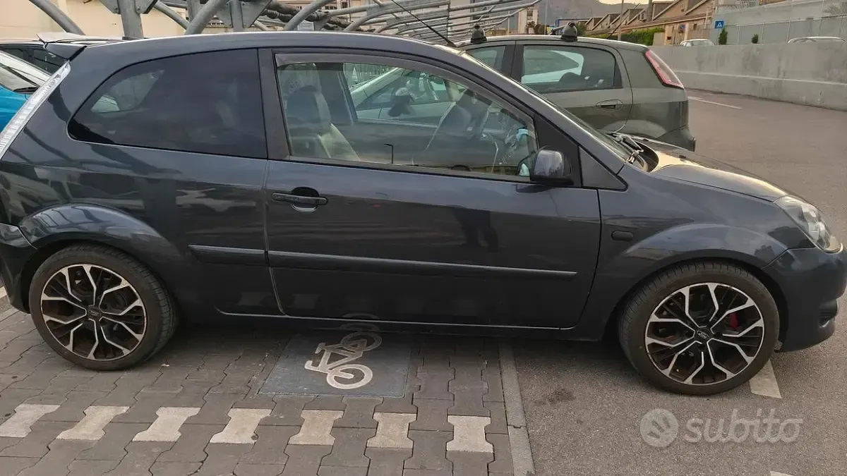 Usata Ford Fiesta 68 CV (50 kW) 2008 Grigio Utilitaria