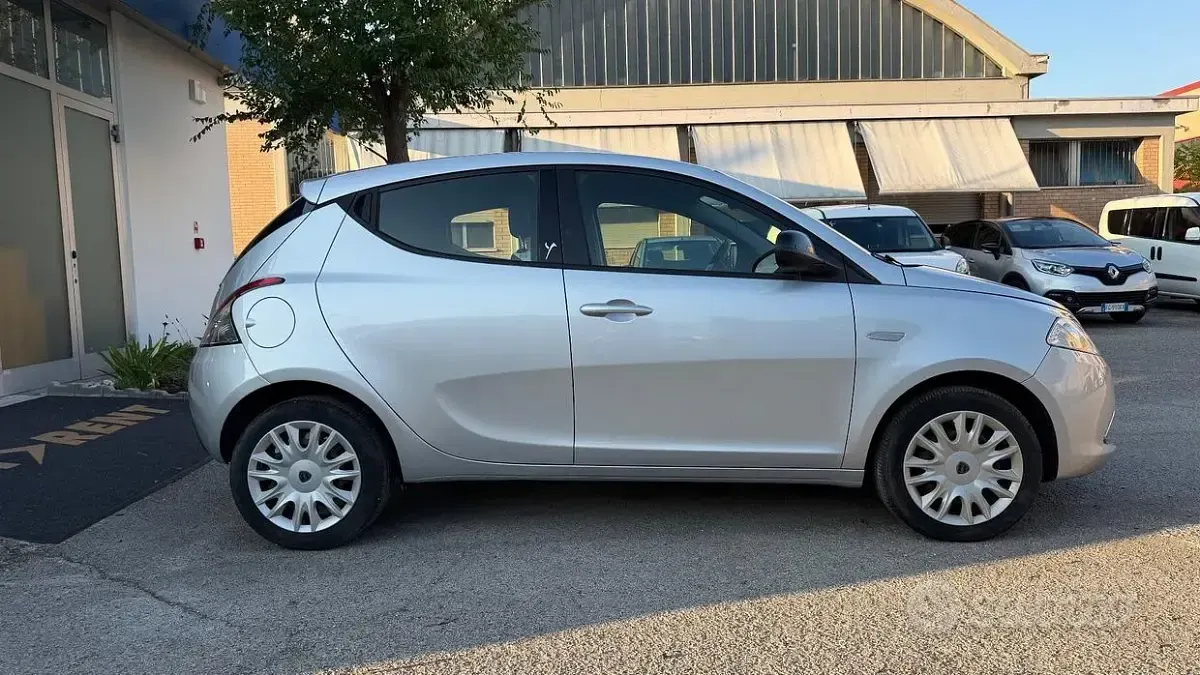 Usata Lancia Ypsilon 69 CV (50 kW) 2015 Grigio Utilitaria
