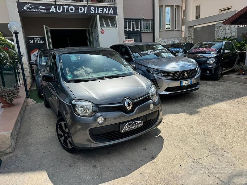 Grigio Usata 2018 Renault Twingo LIMITED Due volumi | 8990 € (Buon prezzo) - Immagine 1/4