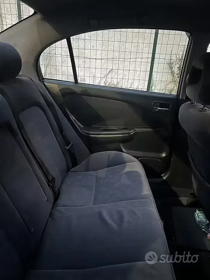 Usata Toyota Avensis 110 CV (80 kW) 2001 Grigio Berlina