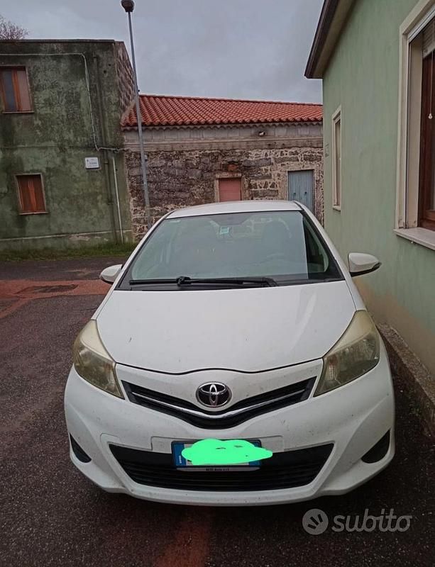Bianco Usata 2011 Toyota Yaris Tre volumi | 5000 € (Buon prezzo) - Immagine 1/4