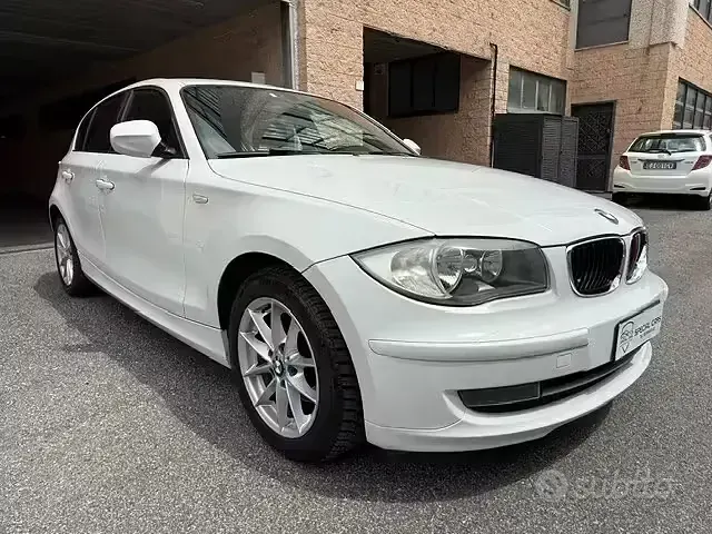 Usata BMW 118 143 CV (105 kW) 2010 Bianco Utilitaria
