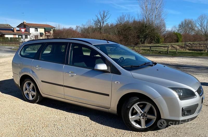 Usata Ford Focus Style 90 CV (66 kW) 2006 Grigio Station wagon