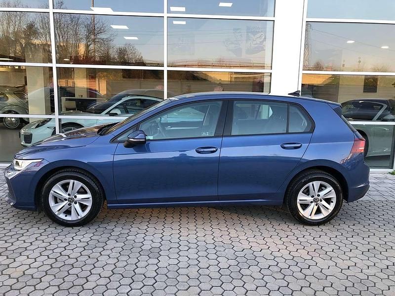 Usata VW Golf VIII Life 116 CV (85 kW) 2025 Blu/azzurro Berlina
