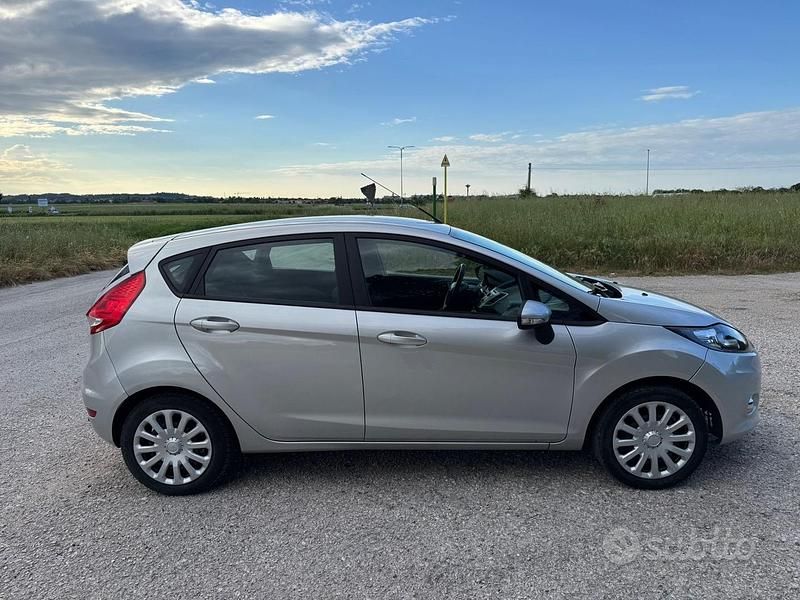 Usata Ford Fiesta Titanium 82 CV (60 kW) 2011 Grigio Utilitaria