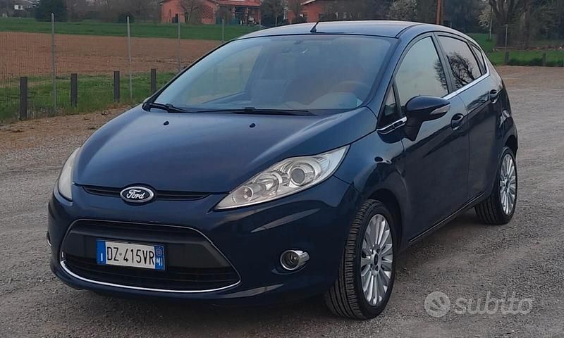 Usata Ford Fiesta Titanium 96 CV (70 kW) 2010 Blu Utilitaria