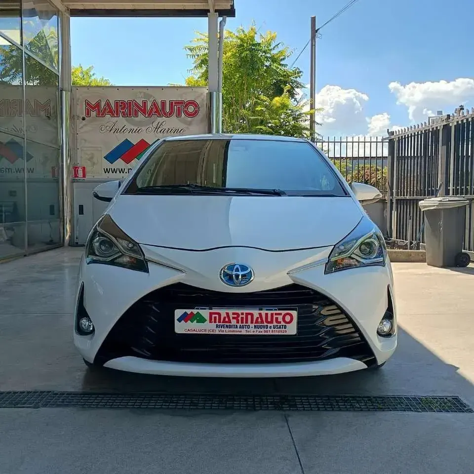 Usata Toyota Yaris Hybrid Cool 73 CV (53 kW) 2019 Bianco Berlina