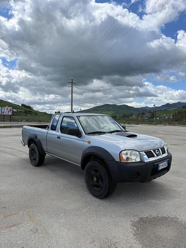 Usata Nissan King 133 CV (97 kW) 2004 Argento Pick-up
