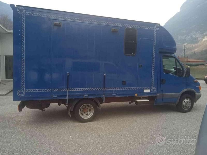 Usata Iveco 35.12 115 CV (84 kW) 2005 Blu Furgone