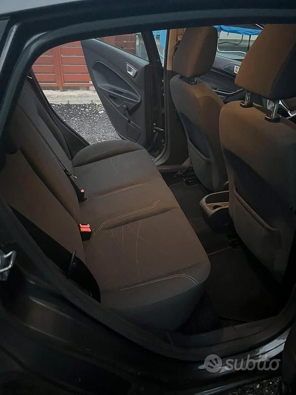 Usata Ford Fiesta 75 CV (55 kW) 2016 Grigio Berlina