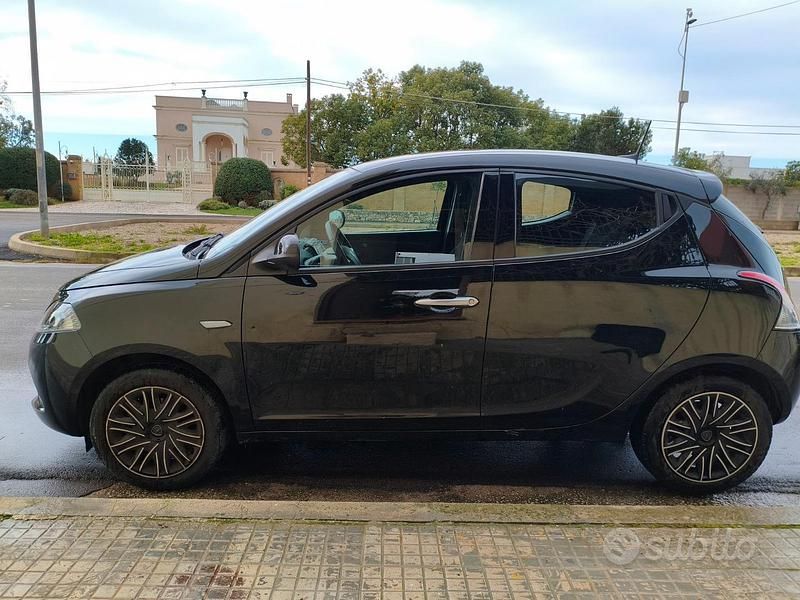 Usata Lancia Ypsilon Gold 70 CV (51 kW) 2022 Nero Utilitaria